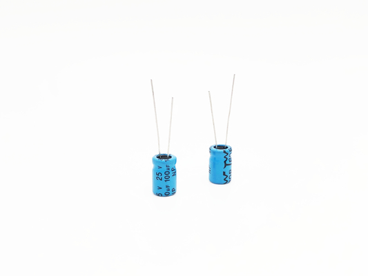 Amp αυτοκινήτων του NP 100UF25V ηλεκτρολυτικός πυκνωτής αργιλίου πυκνωτών πολωμένος βισμούθιο