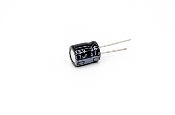 Μαύρη ευρεία θερμοκρασία 5x7mm μικροσκοπικός πυκνωτής 25v 47uf