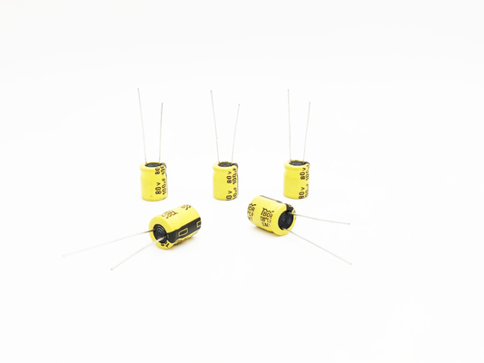 Ελαφρύς πυκνωτής 100UF80V 10x13mm των ακτινωτών οδηγήσεων μολύβδου ηλεκτρολυτικών