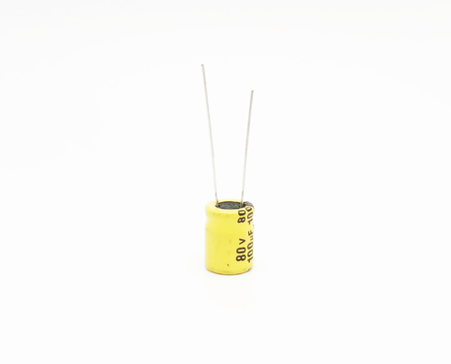 Ελαφρύς πυκνωτής 100UF80V 10x13mm των ακτινωτών οδηγήσεων μολύβδου ηλεκτρολυτικών
