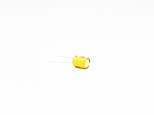 Ελαφρύς πυκνωτής 100UF80V 10x13mm των ακτινωτών οδηγήσεων μολύβδου ηλεκτρολυτικών